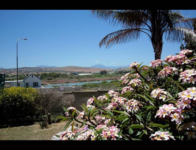 4 BEDROOM HOUSE FOR SALE IN HARTENBOS HEUWELS